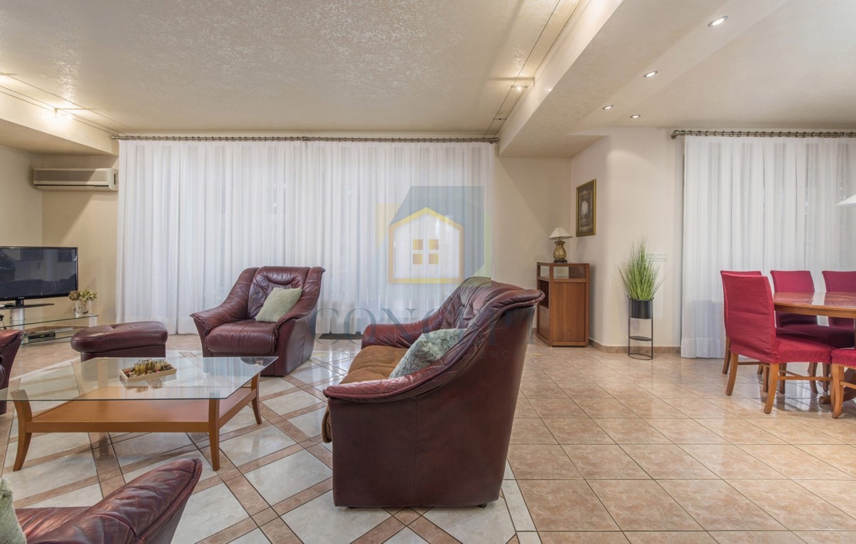 Poreč, zona circostante, Classica villa di lusso in ottima posizione, 1 km dal mare