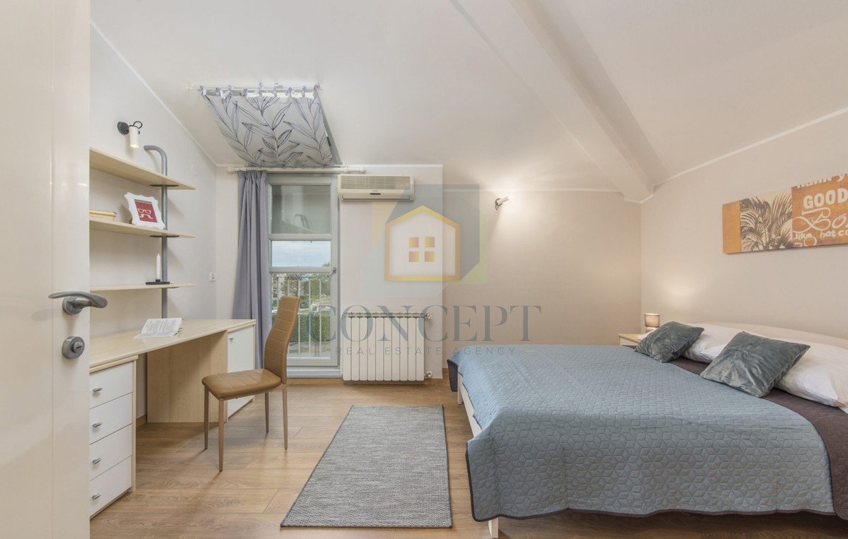 Poreč, zona circostante, Classica villa di lusso in ottima posizione, 1 km dal mare