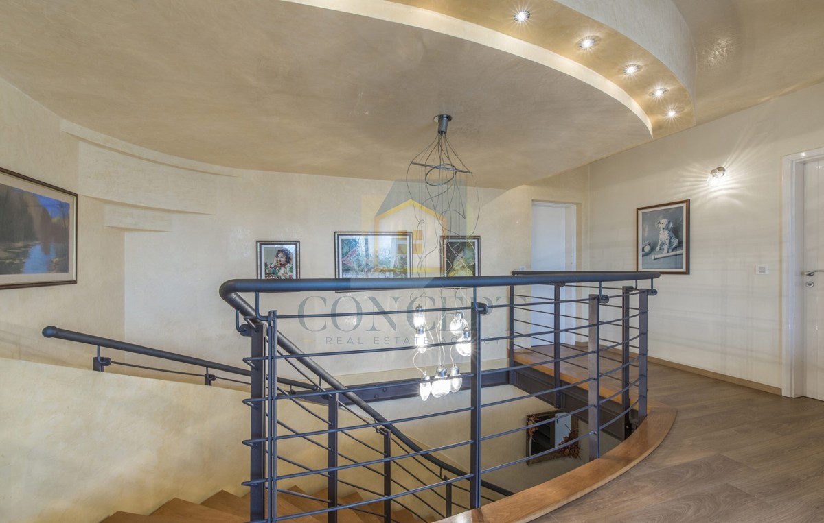 Poreč, zona circostante, Classica villa di lusso in ottima posizione, 1 km dal mare