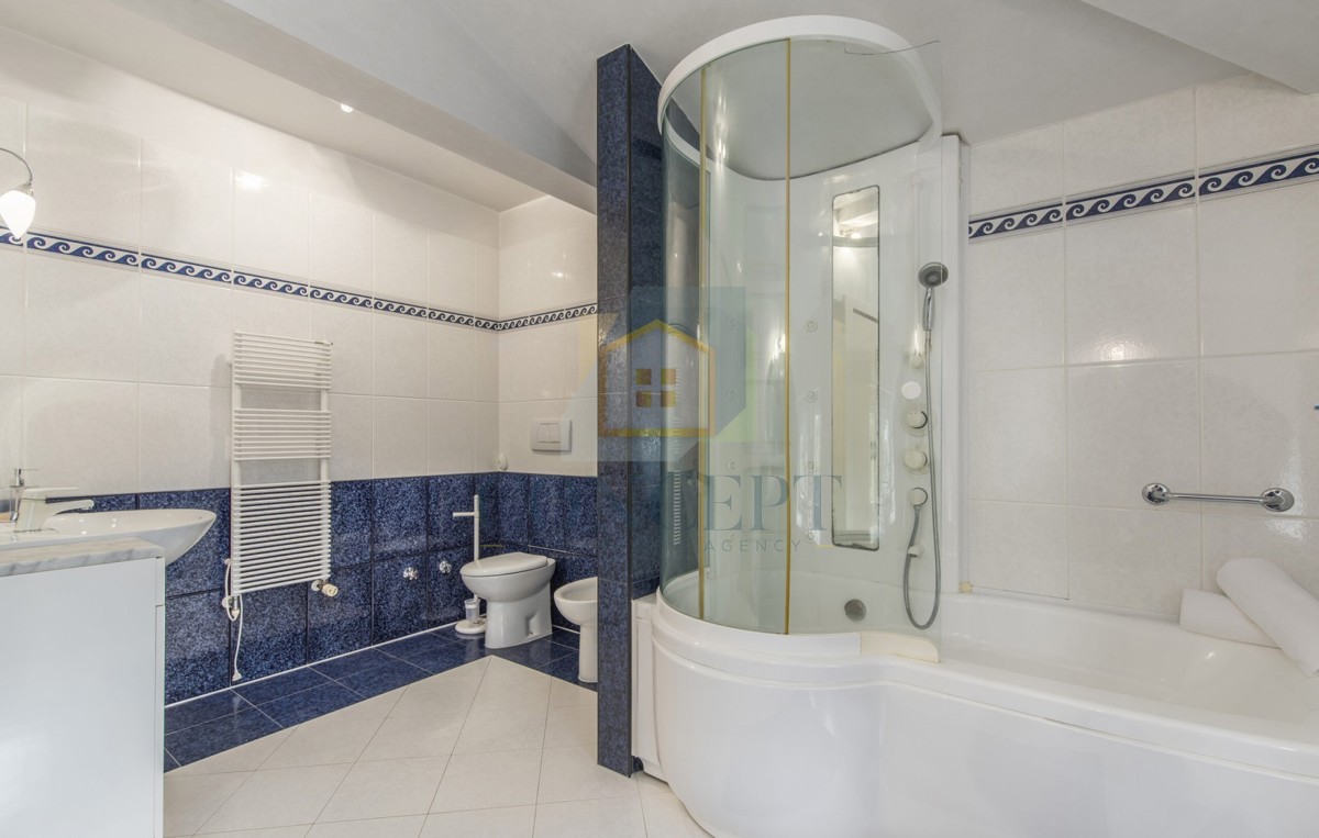 Poreč, zona circostante, Classica villa di lusso in ottima posizione, 1 km dal mare