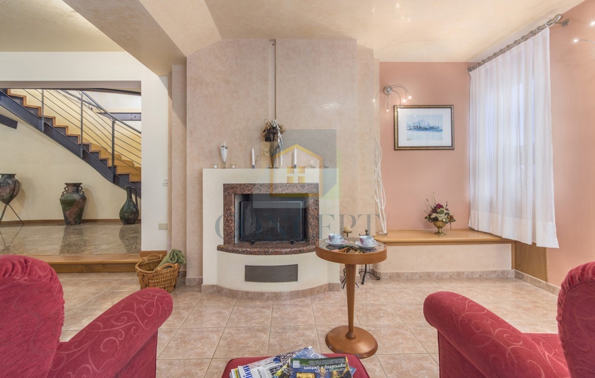 Poreč, zona circostante, Classica villa di lusso in ottima posizione, 1 km dal mare