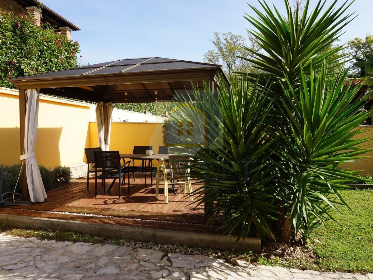 Poreč, dintorni, Casa familiare con piscina e vista mare, 12 km dal mare