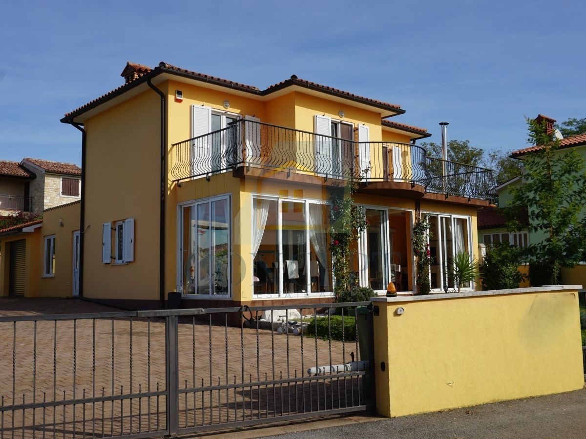 Poreč, dintorni, Casa familiare con piscina e vista mare, 12 km dal mare