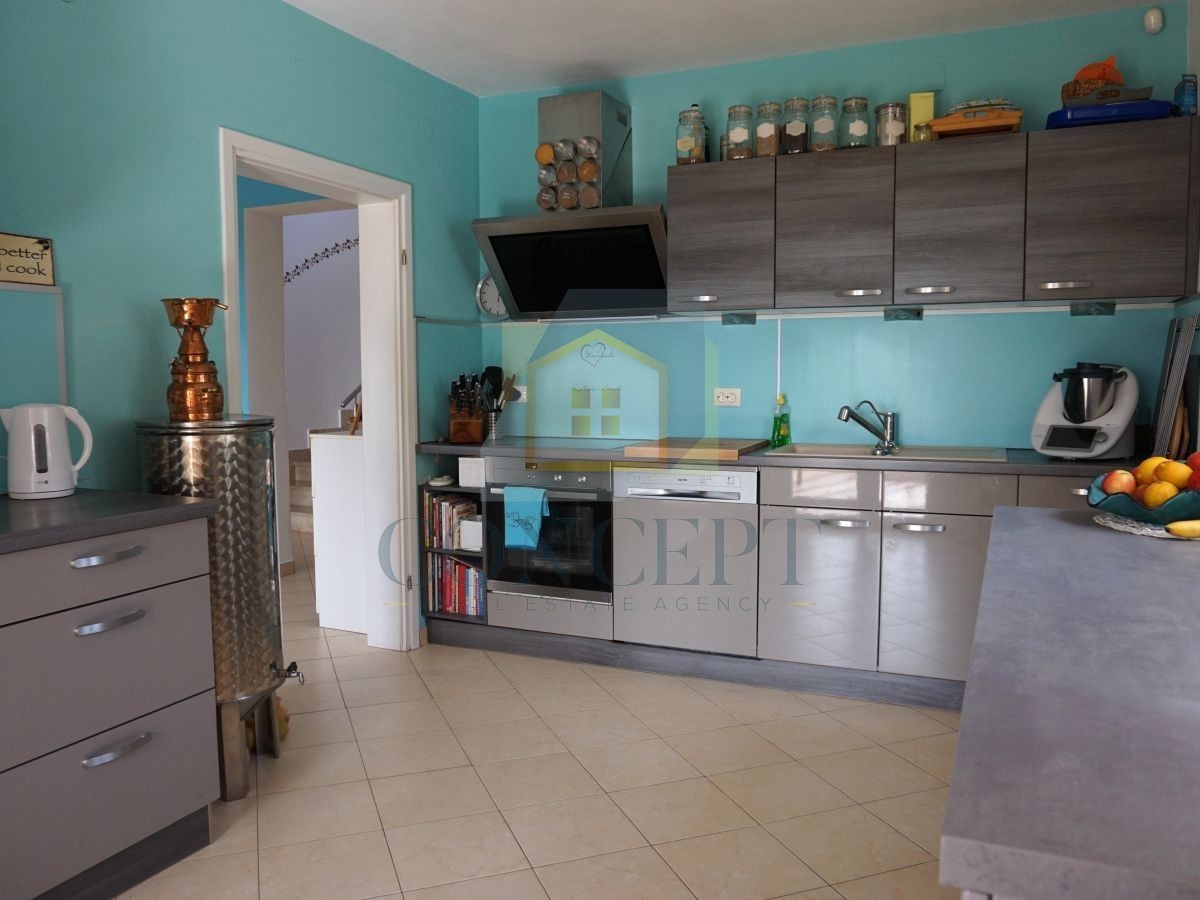 Poreč, dintorni, Casa familiare con piscina e vista mare, 12 km dal mare