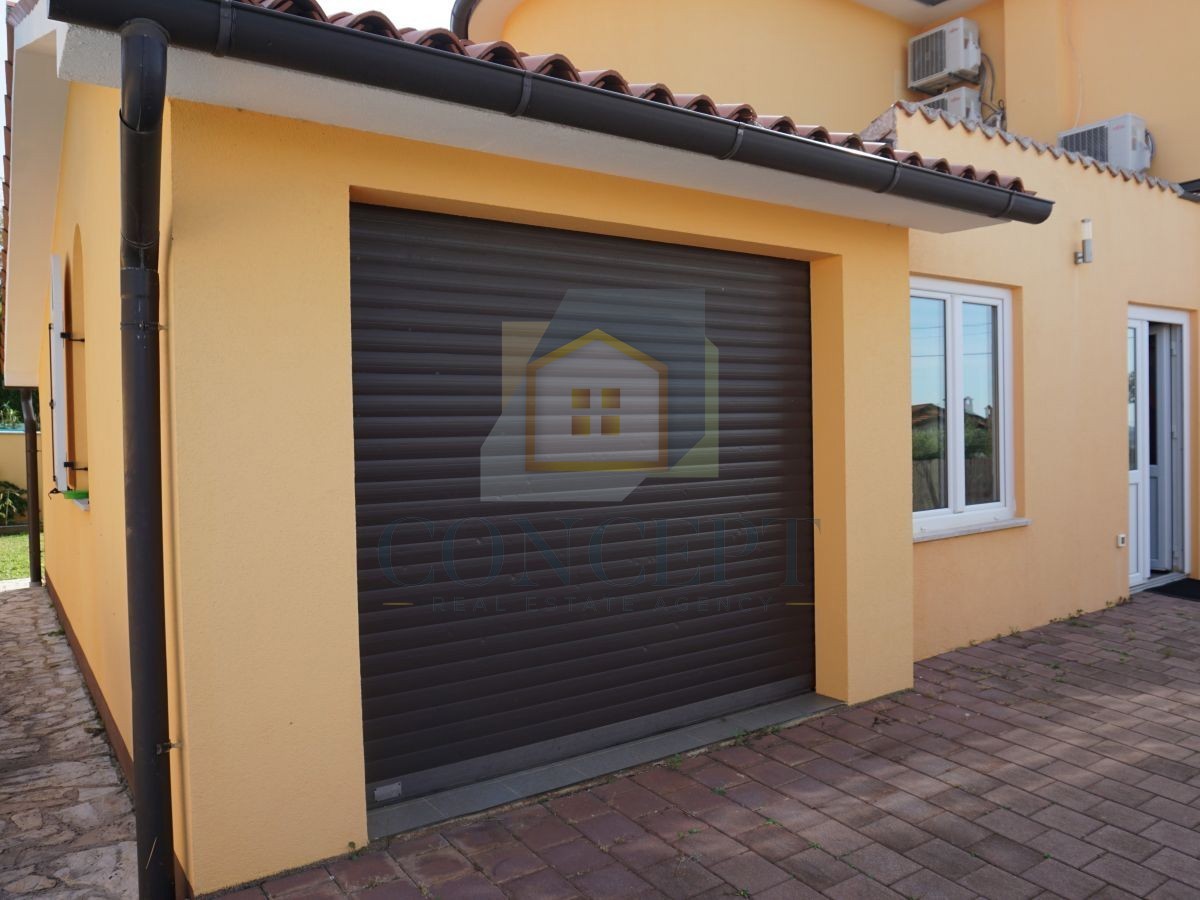 Poreč, dintorni, Casa familiare con piscina e vista mare, 12 km dal mare