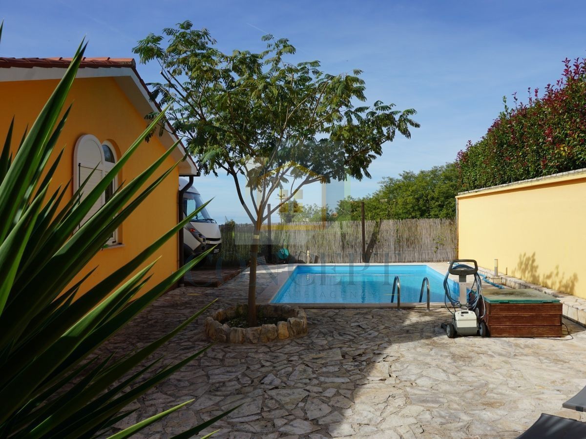 Poreč, dintorni, Casa familiare con piscina e vista mare, 12 km dal mare