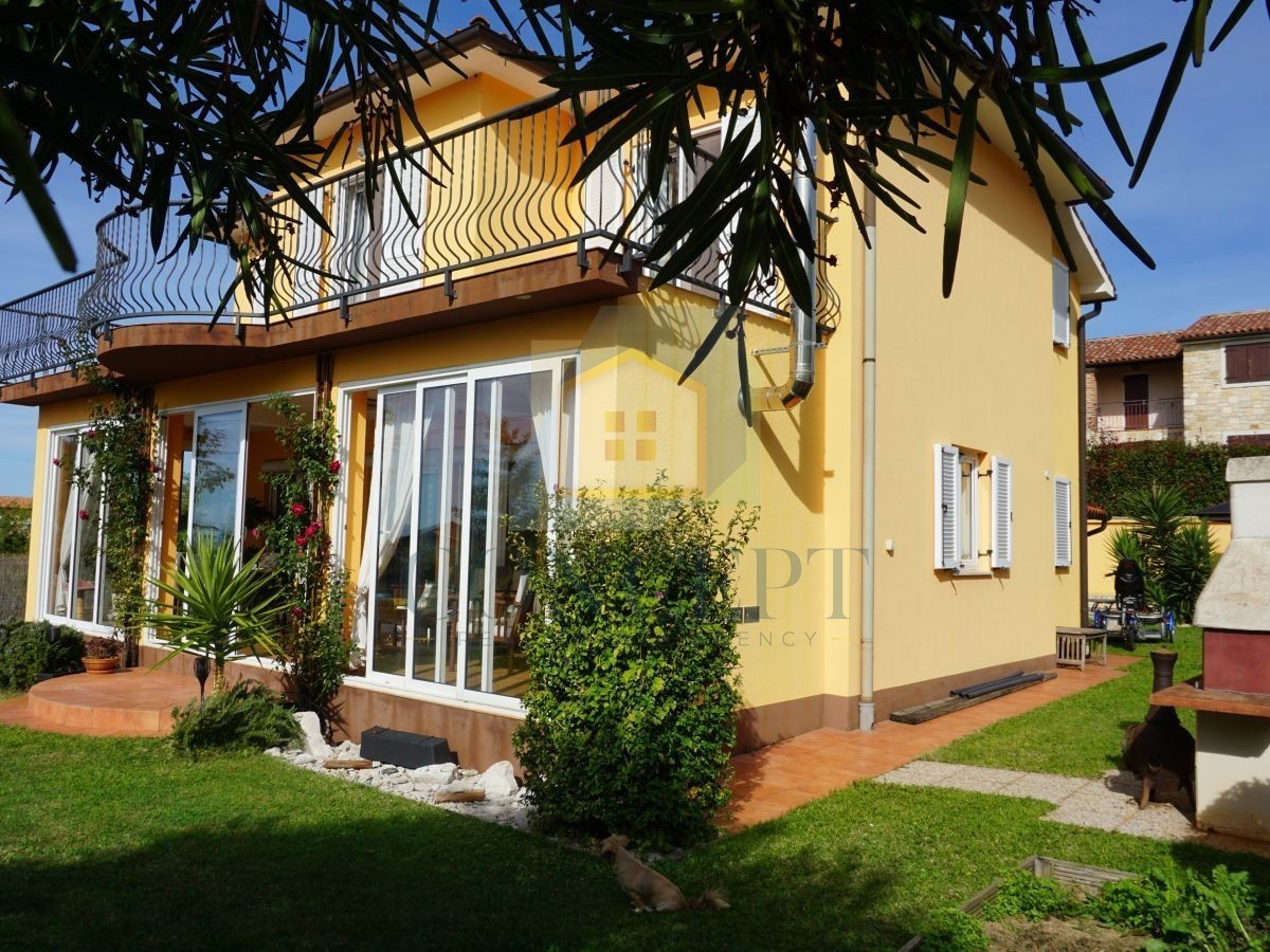 Poreč, dintorni, Casa familiare con piscina e vista mare, 12 km dal mare