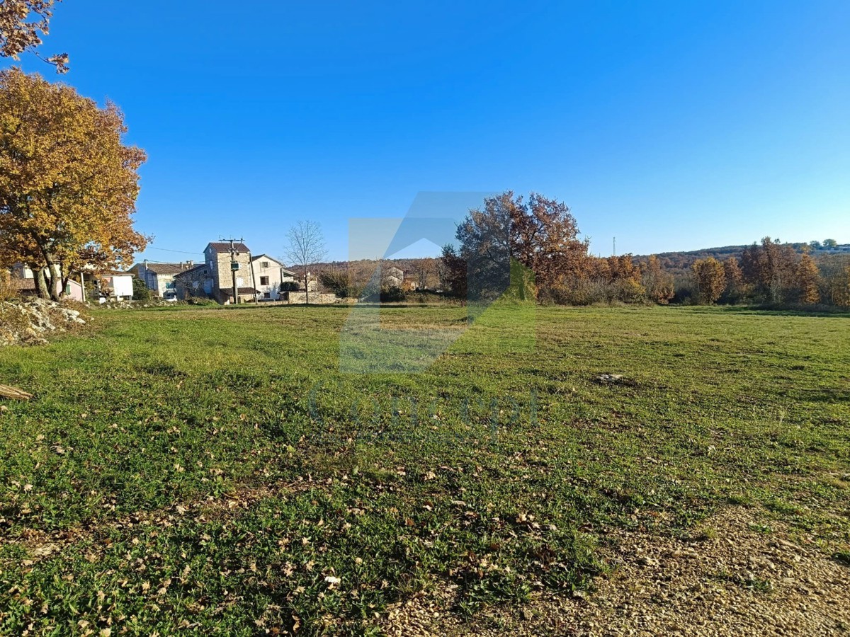 Poreč, dintorni, Terreno edificabile ai margini di un piccolo villaggio