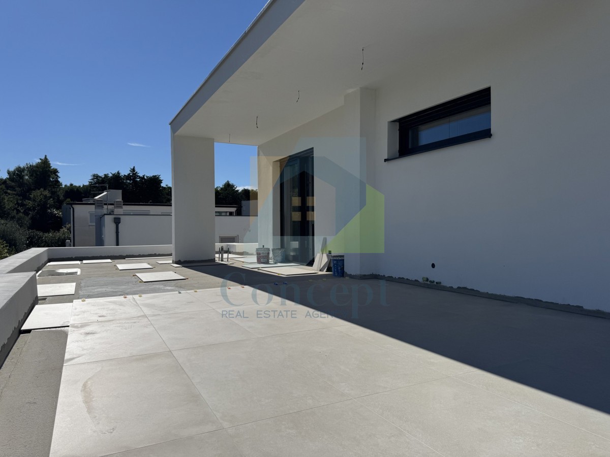 Umag, zona, Appartamento di lusso su due piani con terrazza sul tetto, a 300 m dal mare