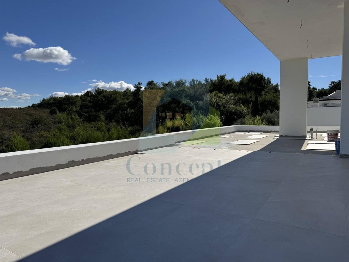 Umag, zona, Appartamento di lusso su due piani con terrazza sul tetto, a 300 m dal mare