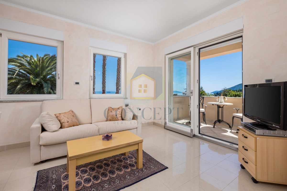 Opatija, Hotel con fino a 13 appartamenti e piscina, a 40 m dal mare