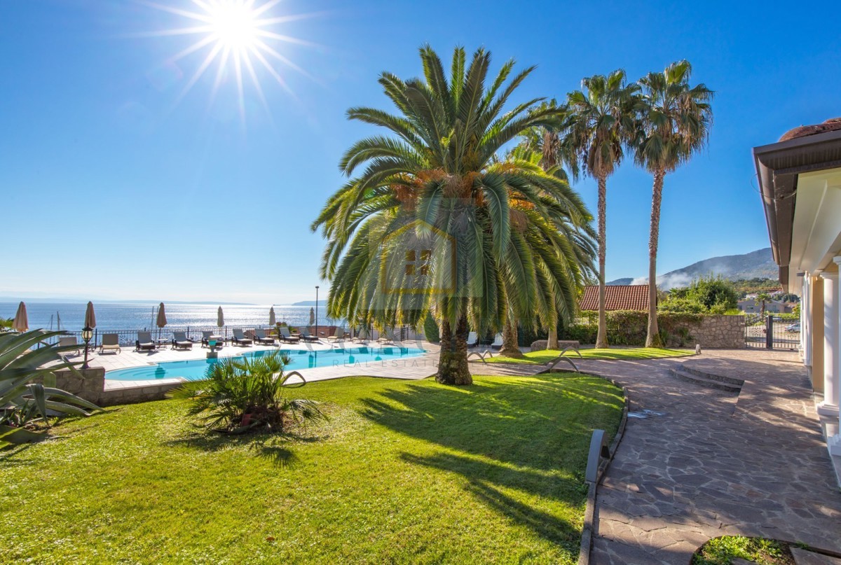 Opatija, Hotel con fino a 13 appartamenti e piscina, a 40 m dal mare