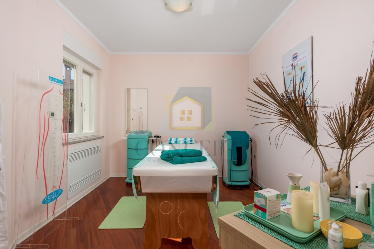 Opatija, Hotel con fino a 13 appartamenti e piscina, a 40 m dal mare