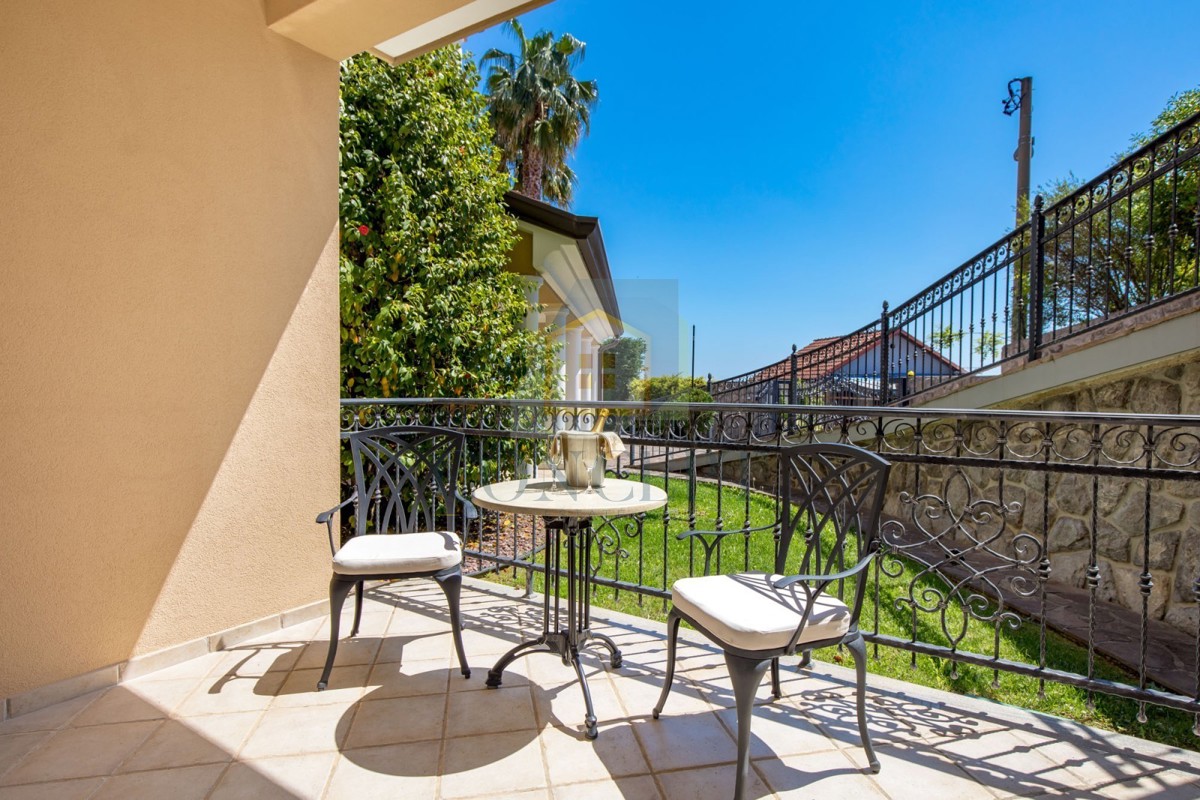 Opatija, Hotel con fino a 13 appartamenti e piscina, a 40 m dal mare