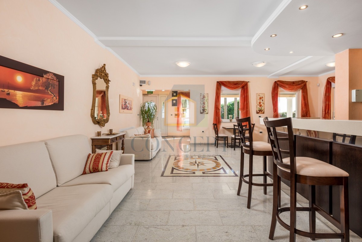 Opatija, Hotel con fino a 13 appartamenti e piscina, a 40 m dal mare