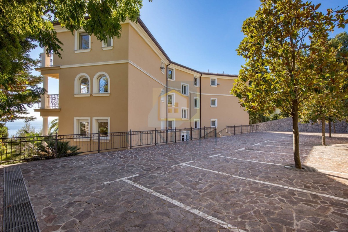 Opatija, Hotel con fino a 13 appartamenti e piscina, a 40 m dal mare