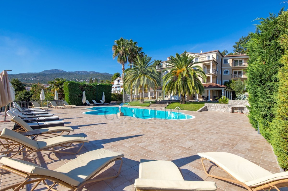 Opatija, Hotel con fino a 13 appartamenti e piscina, a 40 m dal mare