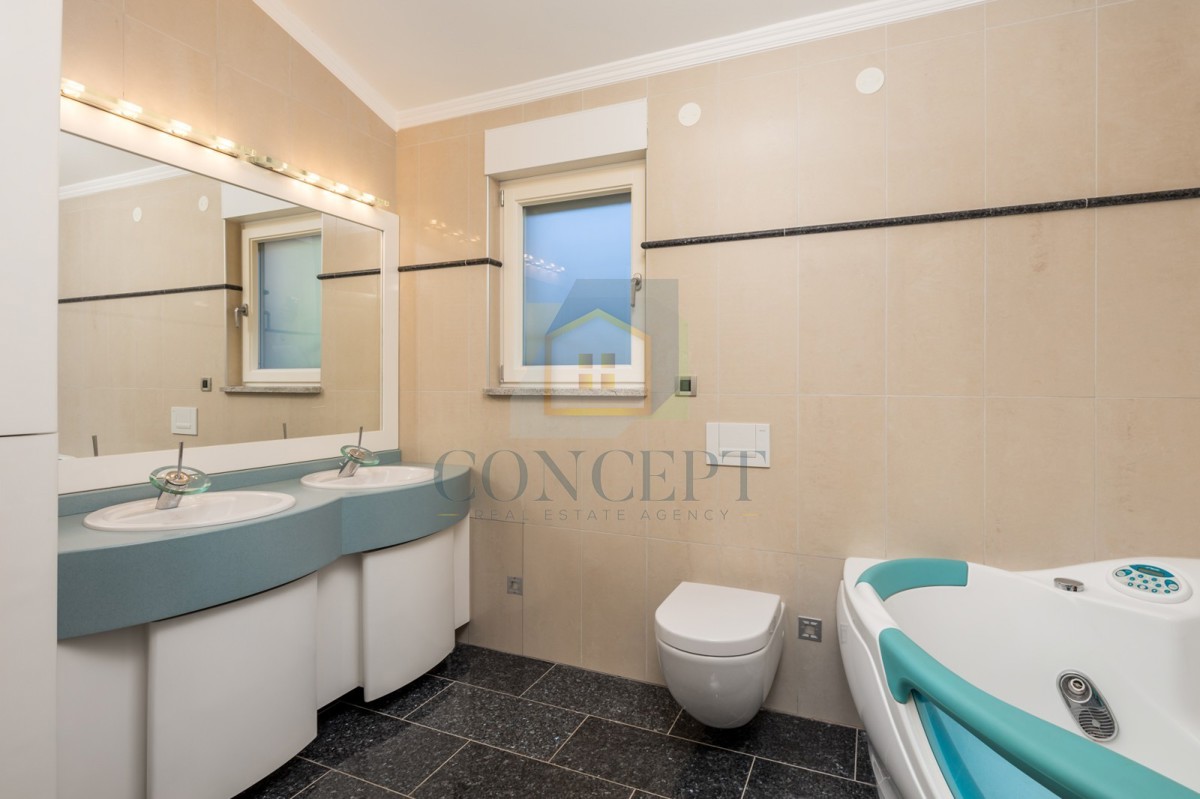 Opatija, Hotel con fino a 13 appartamenti e piscina, a 40 m dal mare