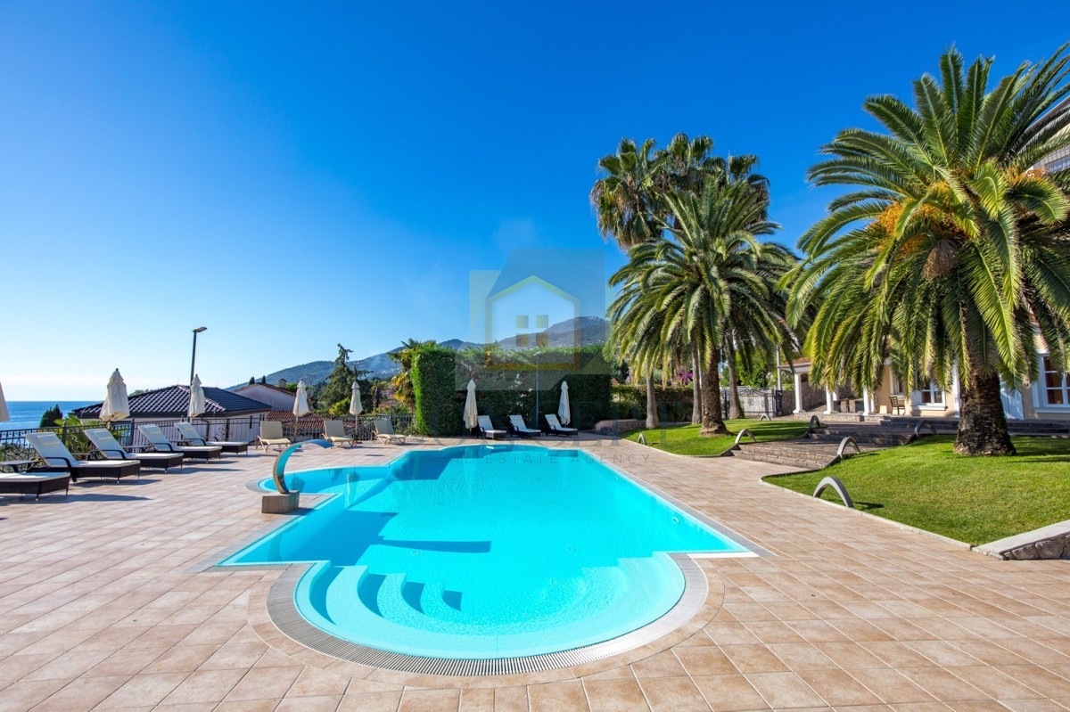 Opatija, Hotel con fino a 13 appartamenti e piscina, a 40 m dal mare