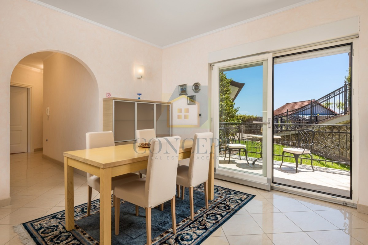 Opatija, Hotel con fino a 13 appartamenti e piscina, a 40 m dal mare