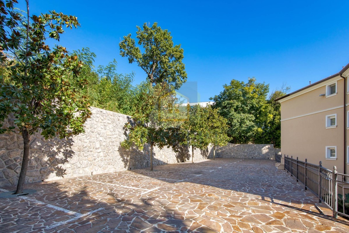 Opatija, Hotel con fino a 13 appartamenti e piscina, a 40 m dal mare