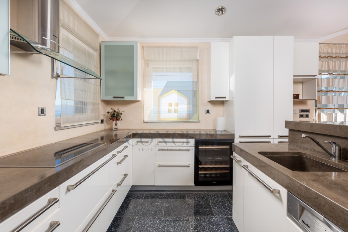 Opatija, Hotel con fino a 13 appartamenti e piscina, a 40 m dal mare