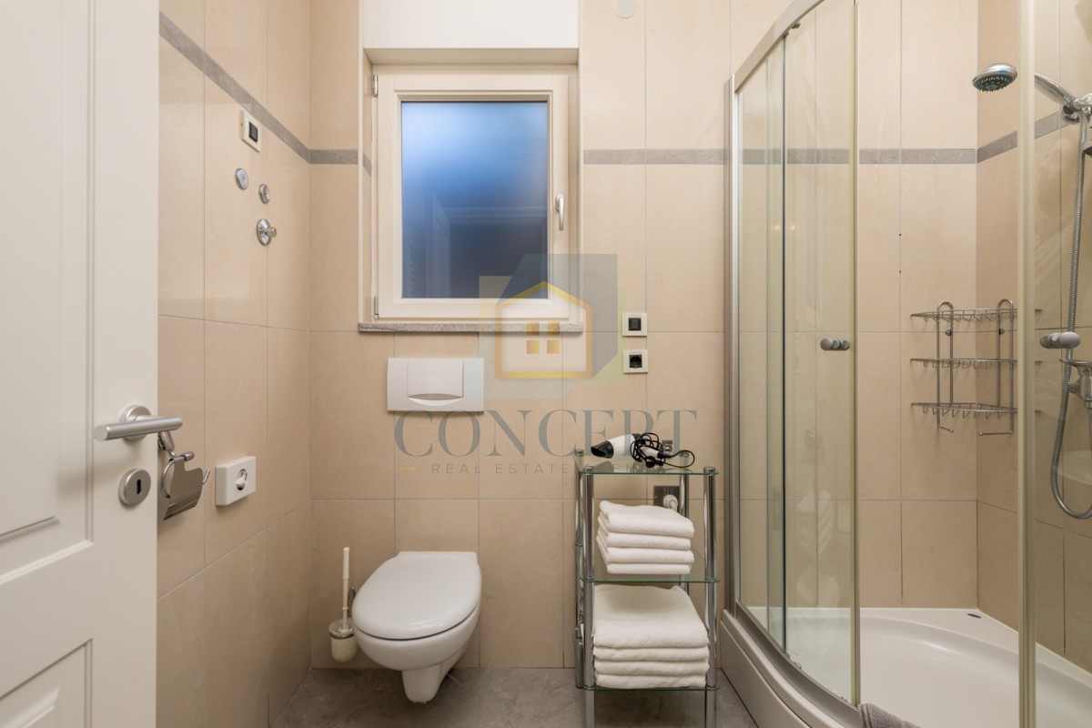 Opatija, Hotel con fino a 13 appartamenti e piscina, a 40 m dal mare