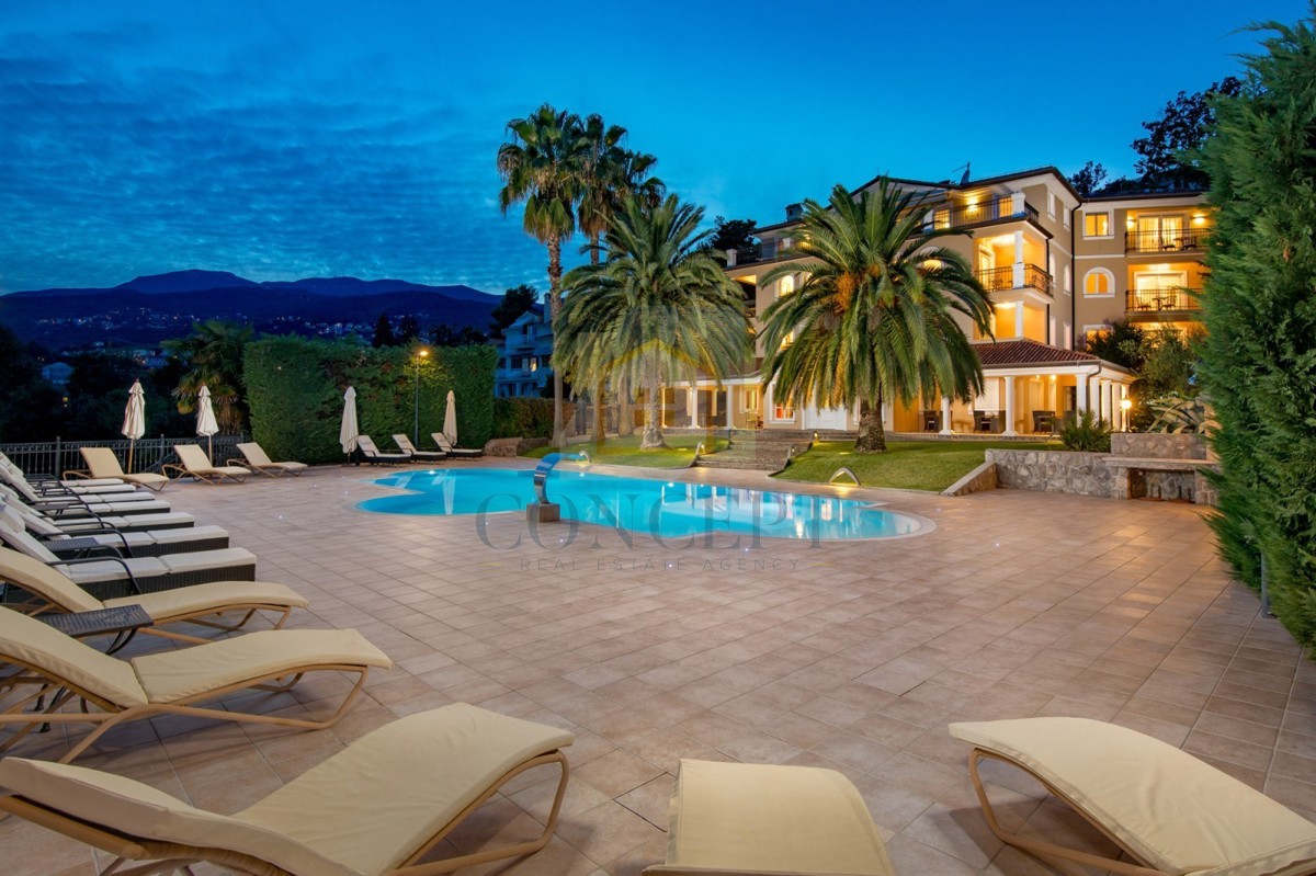 Opatija, Hotel con fino a 13 appartamenti e piscina, a 40 m dal mare