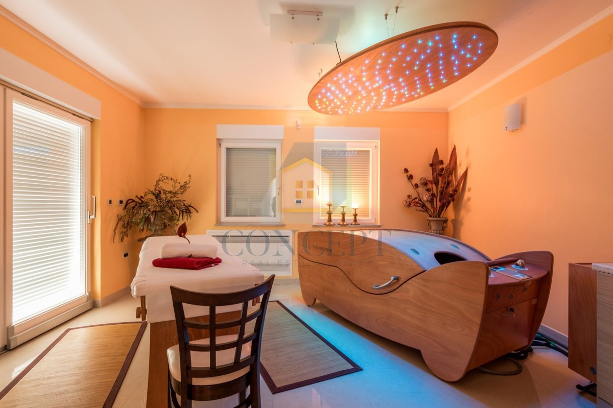 Opatija, Hotel con fino a 13 appartamenti e piscina, a 40 m dal mare