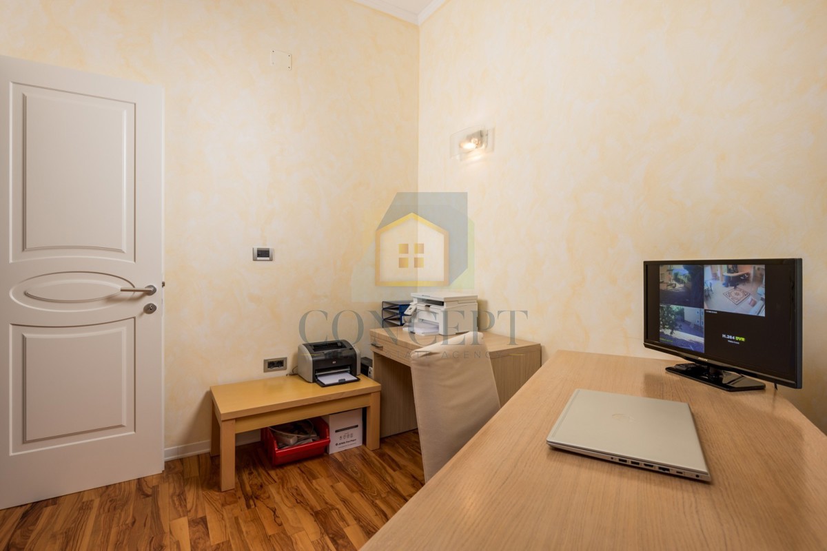 Opatija, Hotel con fino a 13 appartamenti e piscina, a 40 m dal mare