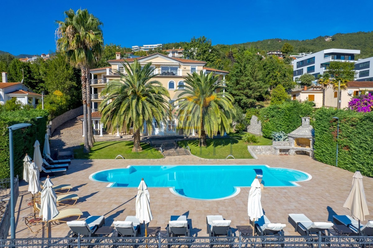 Opatija, Hotel con fino a 13 appartamenti e piscina, a 40 m dal mare