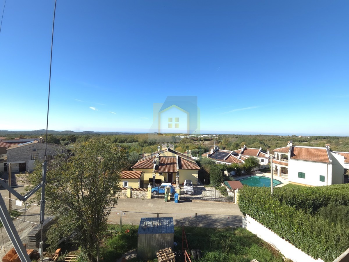 Poreč, dintorni, Appartamento al 1° piano di un edificio con ascensore e vista mare, a 7 km dal mare