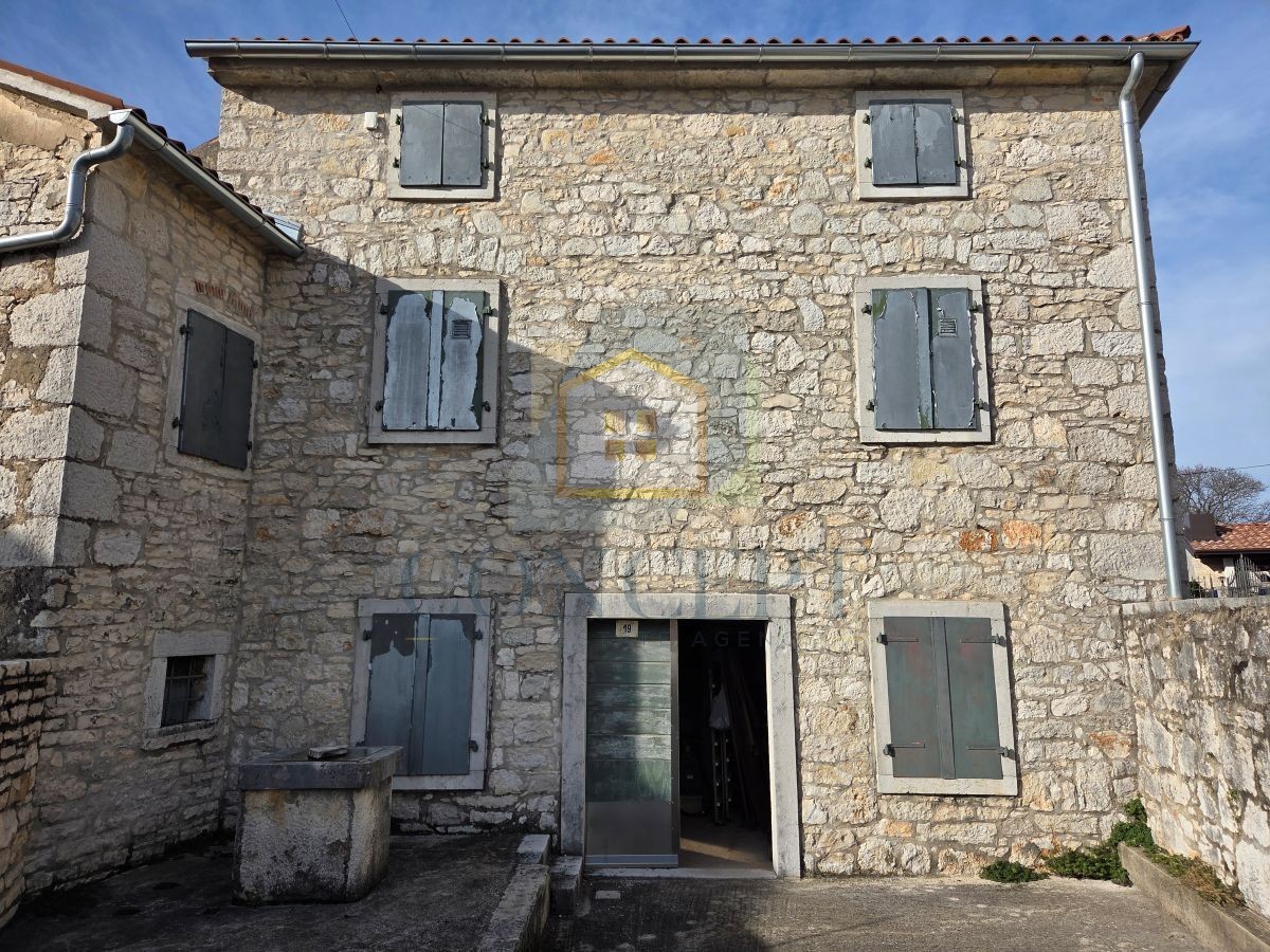 Poreč, Višnjan, dintorni, casa autoctona in pietra parzialmente ristrutturata, 10 km dal mare