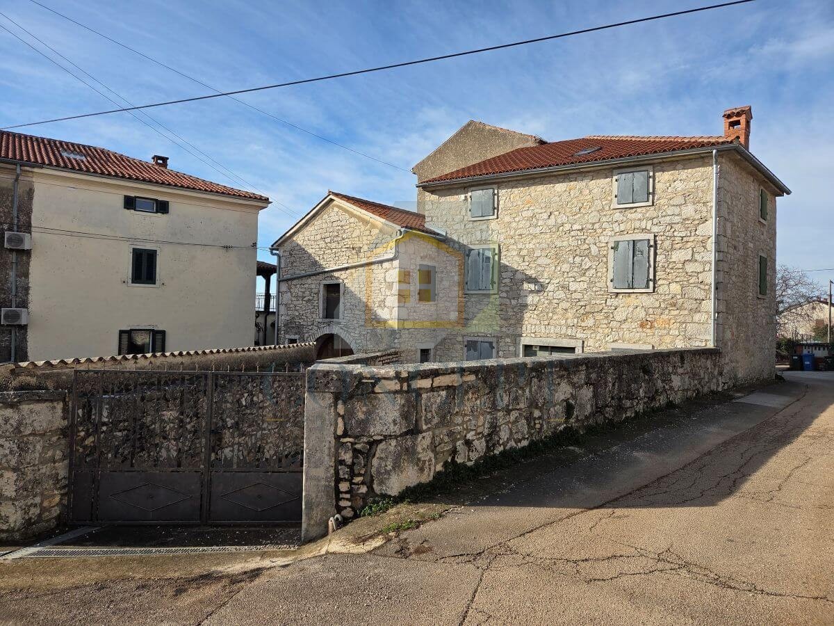 Poreč, Višnjan, dintorni, casa autoctona in pietra parzialmente ristrutturata, 10 km dal mare