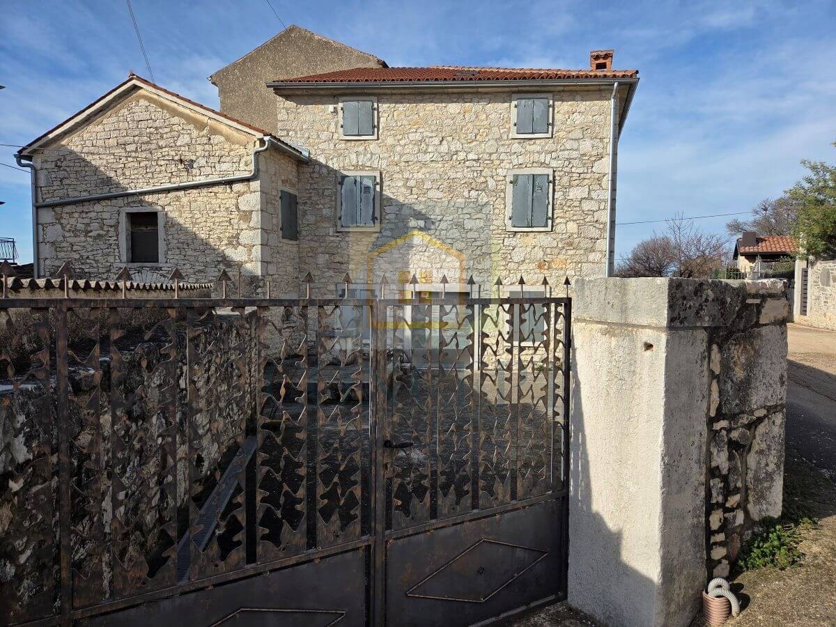 Poreč, Višnjan, dintorni, casa autoctona in pietra parzialmente ristrutturata, 10 km dal mare