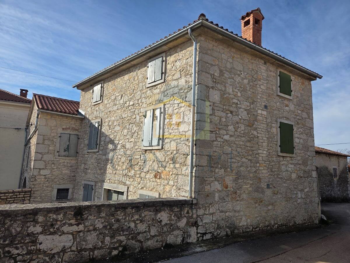 Poreč, Višnjan, dintorni, casa autoctona in pietra parzialmente ristrutturata, 10 km dal mare