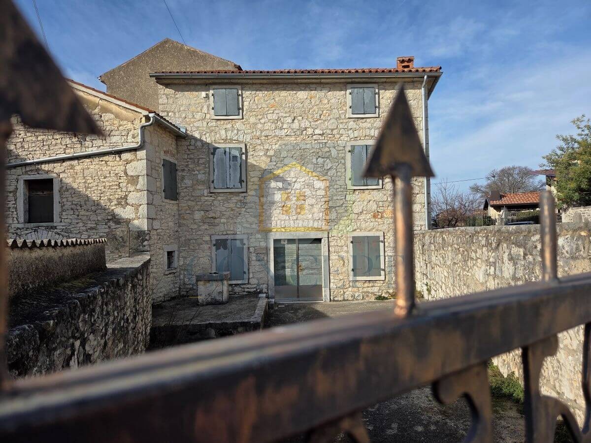 Poreč, Višnjan, dintorni, casa autoctona in pietra parzialmente ristrutturata, 10 km dal mare