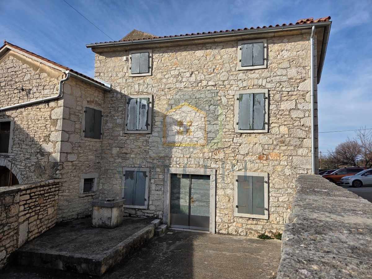 Poreč, Višnjan, dintorni, casa autoctona in pietra parzialmente ristrutturata, 10 km dal mare