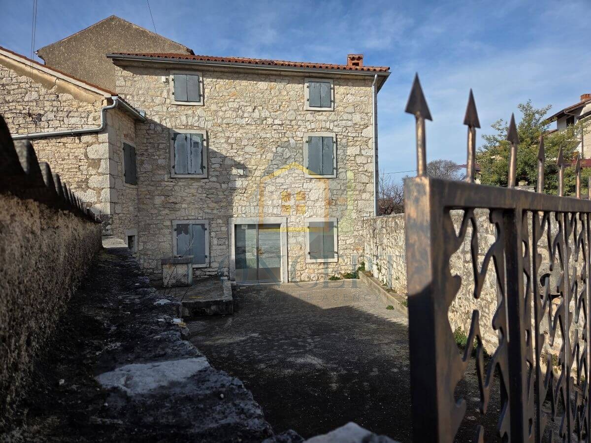 Poreč, Višnjan, dintorni, casa autoctona in pietra parzialmente ristrutturata, 10 km dal mare