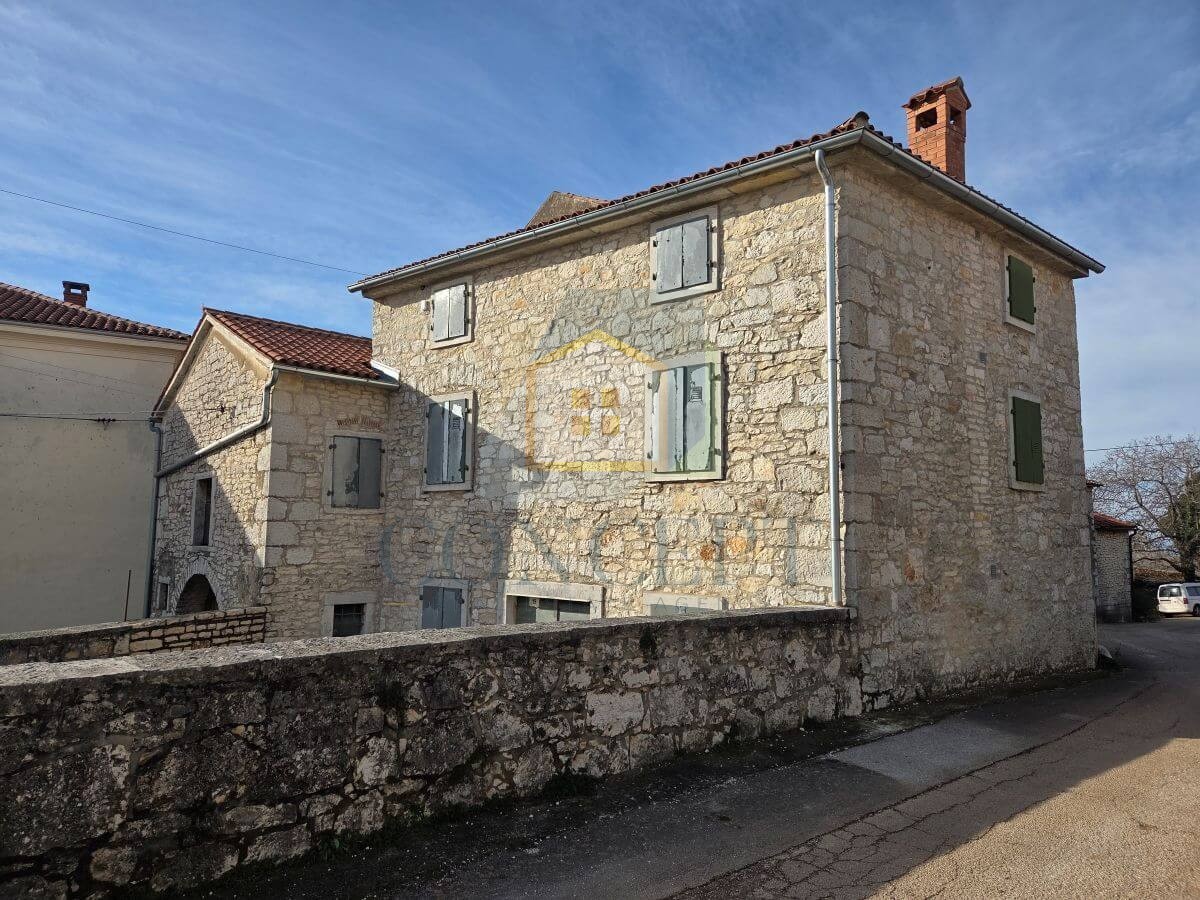 Poreč, Višnjan, dintorni, casa autoctona in pietra parzialmente ristrutturata, 10 km dal mare