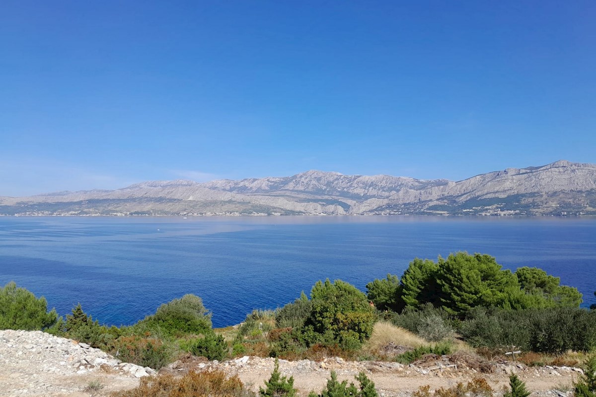 Attraente terreno fronte mare a Brač