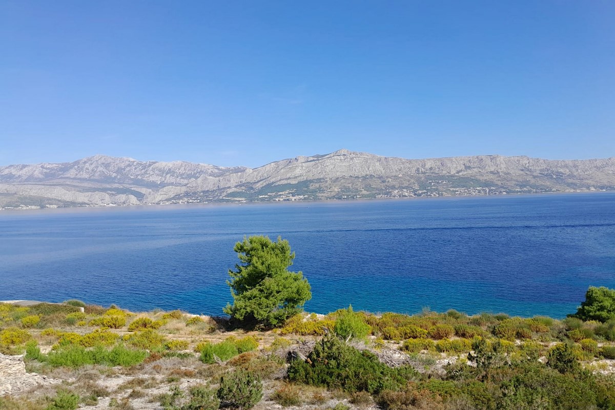 Attraente terreno fronte mare a Brač