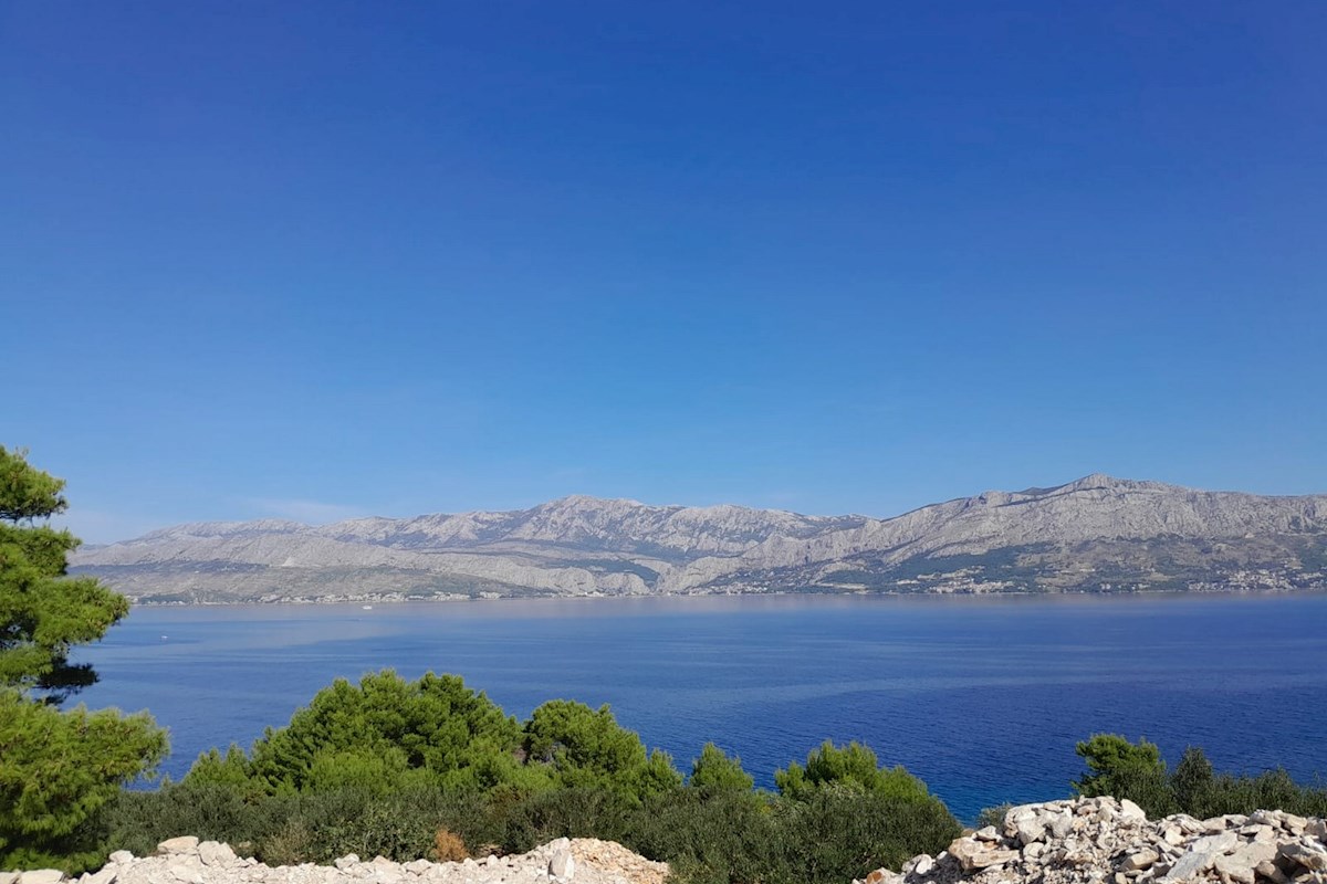 Attraente terreno fronte mare a Brač