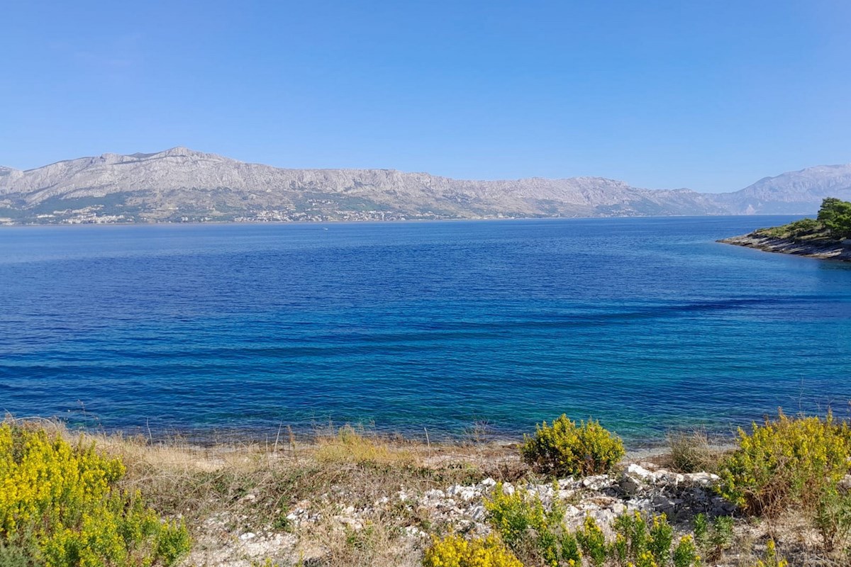 Attraente terreno fronte mare a Brač