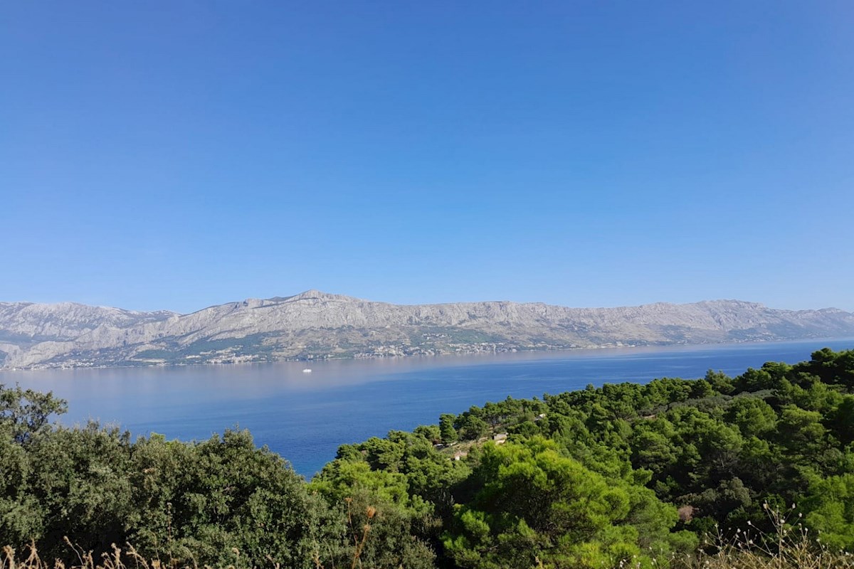 Attraente terreno fronte mare a Brač