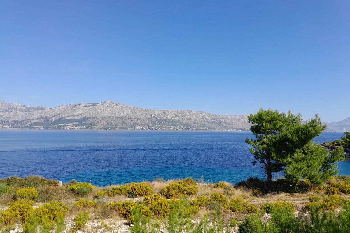 Attraente terreno fronte mare a Brač