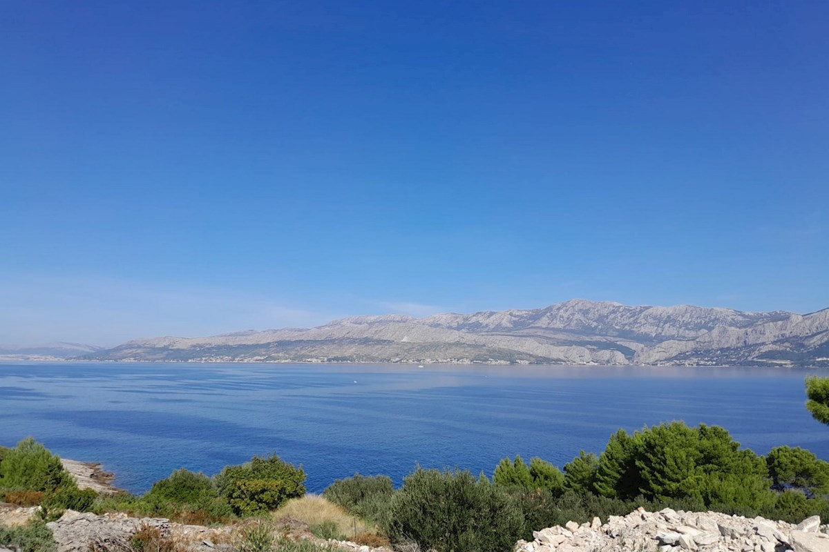 Attraente terreno fronte mare a Brač