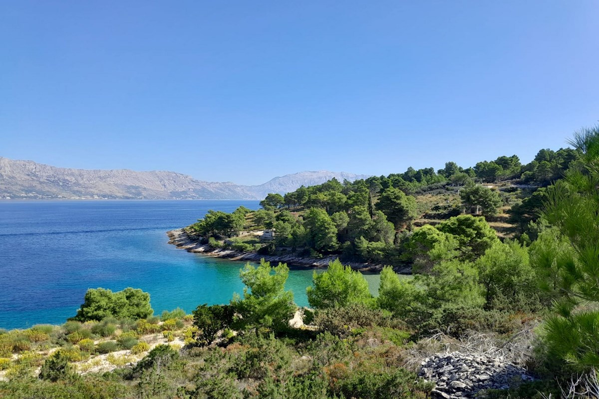 Attraente terreno fronte mare a Brač