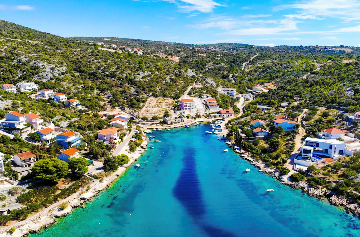 Attraente terreno edificabile in prima fila al mare vicino a Rogoznica