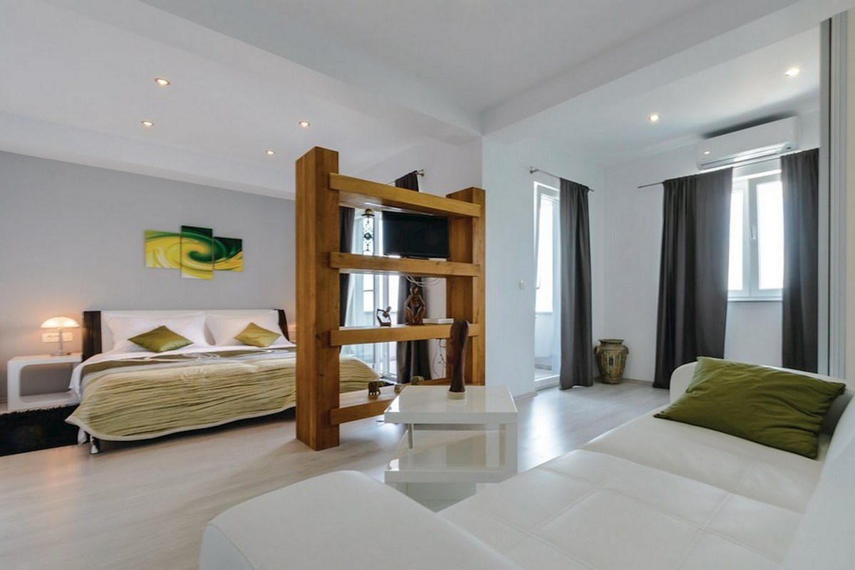 Moderna villa per vacanze in una posizione esclusiva direttamente sul mare